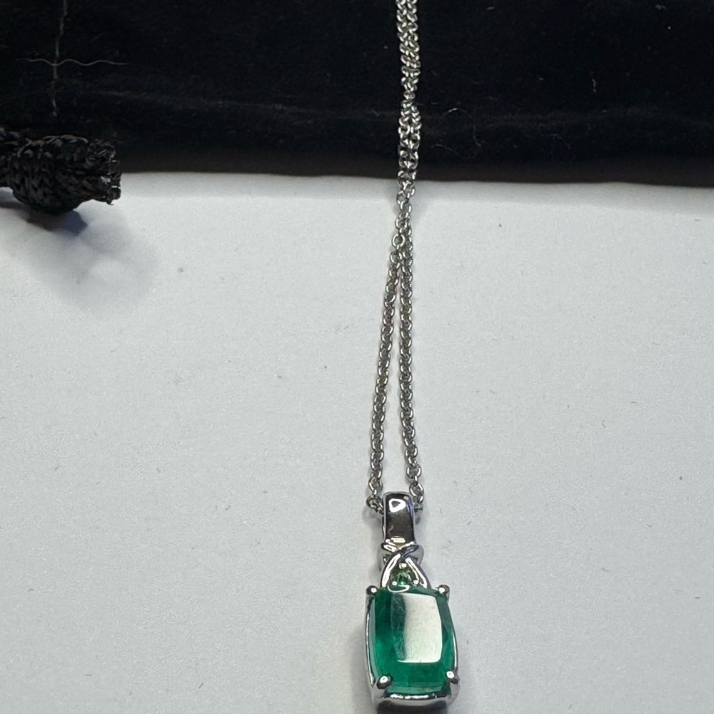 Emeraldine Quartz, Simulated Green Diamond Pendant Necklace in Stainless Steel - Picture 4 of 4
